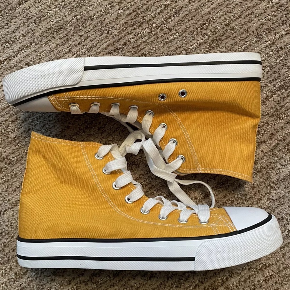 New Adokoo Women’s High Top Canvas Sneakers Size 5.